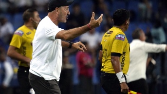 El entrenador de Emelec, Guillermo Duró, en el partido ante Macará por la fecha ocho del segundo hexagonal de la LigaPro (API)