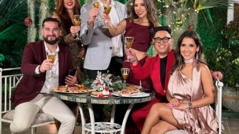 Anchors de Televistazo y los Hackers del Espectáculo en la grabación de la campaña navideña. (Ecuavisa)