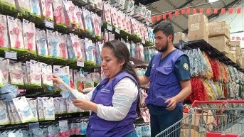 Inspectores de la Arcsa realizan controles a los productos que están en percha. (Arcsa)