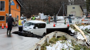 Un carro estancado por la abertura de las calles debido al terremoto de magnitud 7,5 en Japón. (EFE)