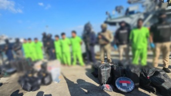 Miembros de la Policía Nacional con los siete detenidos en altamar con más de tres millones de dosis de droga. (Policía Nacional)