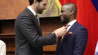 El presidente de la Asamblea Nacional, Niels Olsen, condecora a Enner Valencia, capitán de la selección de Ecuador (Foto: Asamblea Nacional)