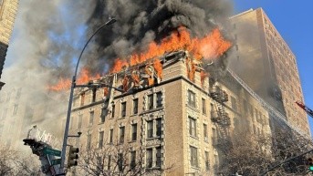 Al menos tres personas resultaron levemente heridas en un grave incendio que se propagó en un edificio de apartamentos del barrio Upper West Side en Manhattan en Nueva York, informó el FDNY. (Departamento de Bomberos de Nueva York / EFE)