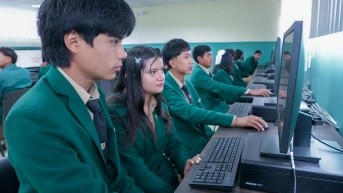 Imagen referencial de un grupo de estudiantes. (Cortesía del Ministerio de Educación)