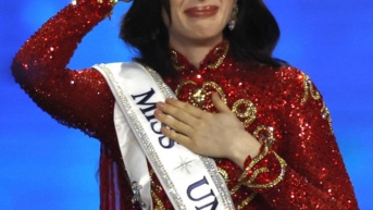 Fátima Bosch en su coronación como Miss Universo 2025. (Rungroj Yongrit / EFE)