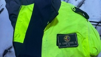 Foto de la chaqueta usada por un vigilantes en servicio activo de la Comisión de Tránsito que colaboraba en asaltos en las vías de Guayas. (Cortesía Policía Nacional)