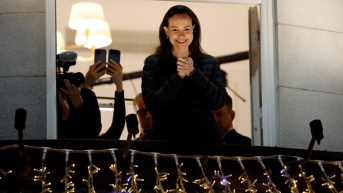 María Corina Machado saluda desde un balcón en Oslo, Noruega. (ODD ANDERSEN / AFP)