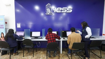 Centro de Atención Universal de Azuay, IESS, impulsa el agendamiento de turnos en lí­nea para atención ciudadana. (Foto: API)
