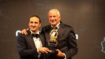 El VI marqués de Lises, Luis Felipe Fernández-Salvador y Campodónico, entrega el galardón TEON al presidente de Barnes International,Thibault de Saint Vincent, en la gala celebrada en el Emirates Palace, con presencia de casas reales, jefes de Estado, representantes de fondos soberanos y empresarios. (EFE)