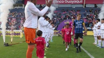 Jugadores de LDUQ le hicieron pasillo de honor a IDV. (API)