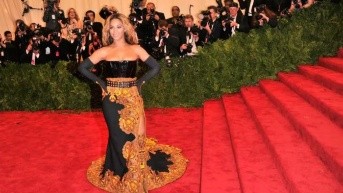 Beyoncé en la alfombra roja de la Met Gala 2013 en Nueva York. (RRSS)