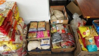 Los productos que fueron donados por la gente para armar las canastas navideñas. (Cortesía de Quito Informa)