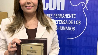 Bessy Granja recibe reconocimiento del CDH por su labor periodística en defensa de los derechos humanos (Bessy Granja)