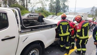Los bomberos acudieron al lugar del siniestro, este miércoles 10 de diciembre de 2025. (Cortesía del ECU 911)