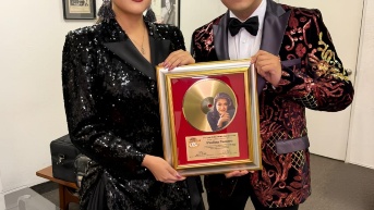Paola y Willie con el disco de oro de Paulina Tamayo. (RRS)
