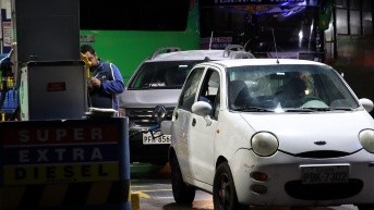 Quito, jueves 27 de junio de 2024. Vehículos hacen fila para abastecerse de combustible. (API)