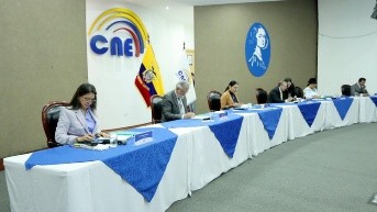 Foto de los miembros del pleno del Consejo Nacional Electoral (CNE), reunidos en una mesa de escrutinio por la Consulta Popular 2025. (CNE)