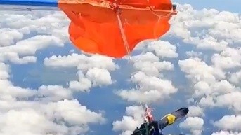 Paracaidista atrapado en la cola del avión. (@Osint613)