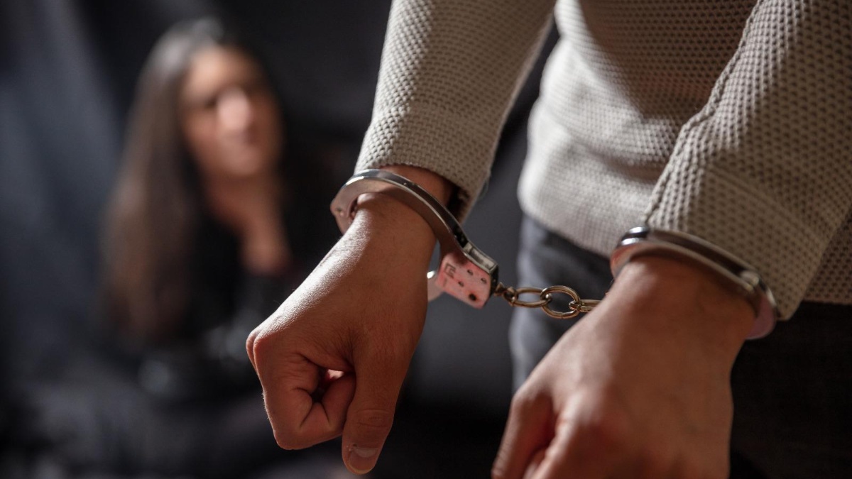 Imagen referencial para graficar a una mujer detenida. (Envato)