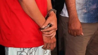 Imagen referencial para graficar a dos personas sentenciadas por violación. (Fiscalía)