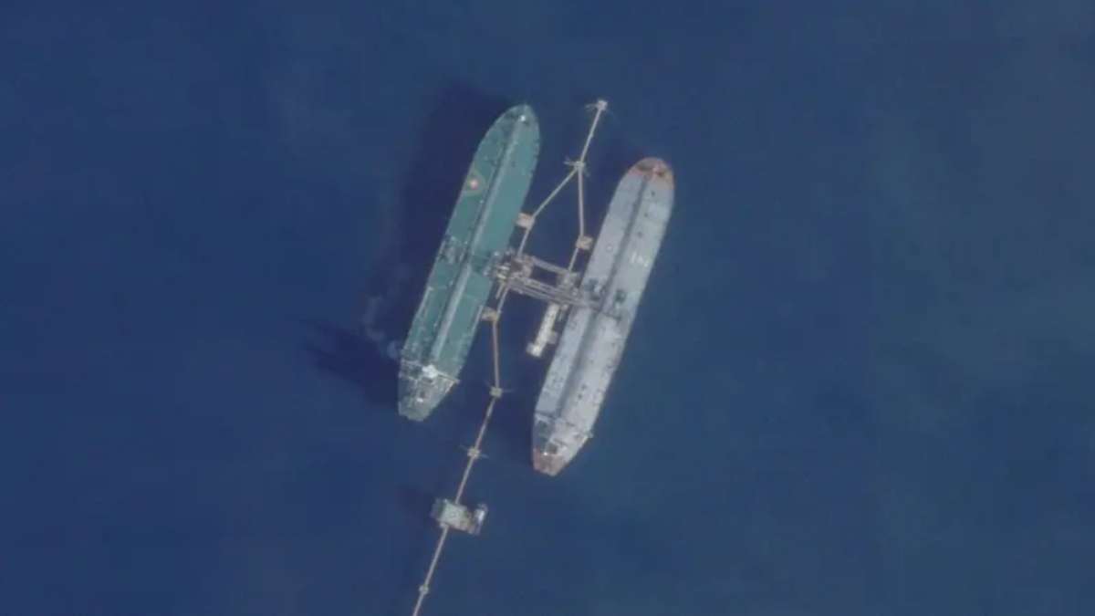 Fotografía satelital del petrolero Skipper presuntamente transfiriendo crudo sancionado a otro buque en el océano. (Reuters)