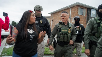 Foto referencial a agentes de ICE executando de tenciones a migrantes irregulares. (EFE)
