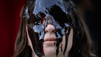 Rostro cubierto de crudo en una manifestación en Londres