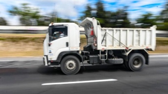 Un camión circulando en la avenida Simón Bolívar, en Quito.