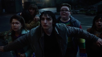 Secuencia de Stranger Things. De izquierda a derecha: Winona Ryder como Joyce Byers, Finn Wolfhard en el papel de Mike Wheeler y Jake Connelly como Derek. Foto cedida por Netflix