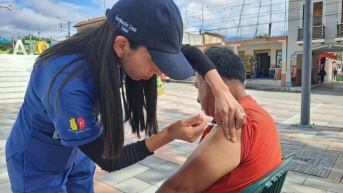 Un hombre recibe la vacuna contra la influenza en Ecuador. (MSP)