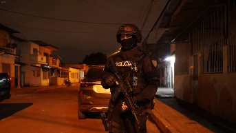 Un policía en una zona del norte de Guayaquil.