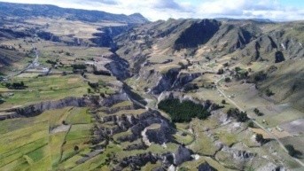 El Cañón de Toachi es producto de flujos piroclásticos cuya fuente fue el volcán Quilotoa.