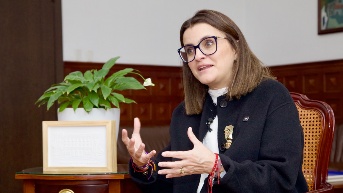 La vicepresidenta de Ecuador, María José Pinto, habla en una entrevista con EFE el 22 de diciembre de 2025 en Quito.( Gianna Benalcázar Manzano / EFE )