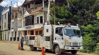 Un técnico realiza una revisión en un poste de alumbrado eléctrico.( Empresa Eléctrica Regional Sur )