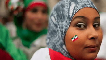 Getty Images- Una mujer con la bandera de Somalilandia en su rostro.