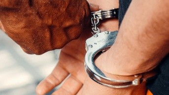 Imagen referencial para graficar a una persona detenida.( Pexels )