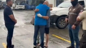 Agentes de la Unase rescataron al adulto mayor que fue secuestrado al pie de su vivienda en el suroeste de Guayaquil.( Ministerio del Interior )