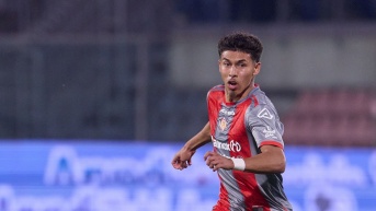 Jeremy Sarmiento en un partido con el Cremonese