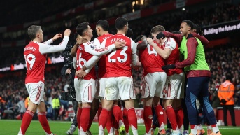 Jugadores del Arsenal celebran el autogol del defensor del Brighton, Georginio Rutter.