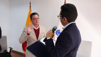 Fidel Márquez toma juramento para el nuevo cargo. (CES)