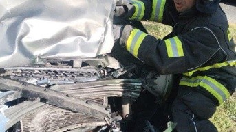 Los bomberos atendieron la emergencia en la av. Simón Bolívar. (Cortesía del CBQ)