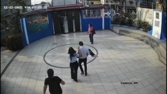 Momento en el que la niña es sacada de la escuela. (Captura)