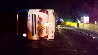 Un bus interprovincial se volcó en la vía Alóag - Santo Domingo. (Policía Nacional)