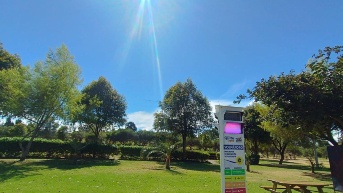 Un solmáforo registra la radiación UV extremadamente alta en un parque del norte de Quito. (Juan Pinchao/Ecuavisa)