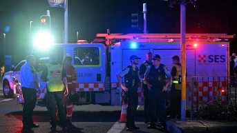 Agentes de policía y los servicios de emergencia trabajan en la zona de la playa de Bondi en Sídney, Australia. (Foto: EFE)