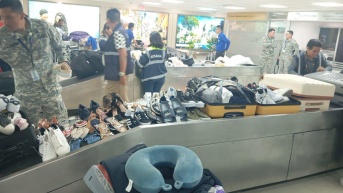 Pasajeros intentaron ingresar decenas de pares de zapatos. (Senae)