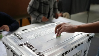 Un hombre vota este domingo, durante la segunda vuelta presidencial en Chile en Santiago, Chile. (Foto: EFE)