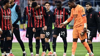 Jugadores del AC Milan lamentan el empate ante el Sassuolo por la fecha 15 de la Serie A (PIERO CRUCIATTI / AFP)