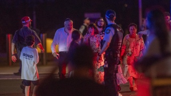 Un oficial de policía observa a la gente que desaloja la playa de Bondi en Sídney, Australia. (Foto: EFE)