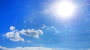 Intenso sol en la mañana acompalado de nubes. (Freepik)